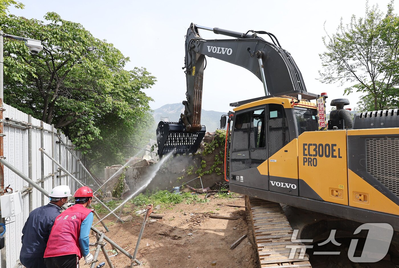 본문 이미지 - 서울 마지막 달동네인 노원구 중계본동 '백사마을'에서 8일 오전 철거 작업이 시작되고 있다. 2025.5.8/뉴스1 ⓒ News1 김성진 기자
