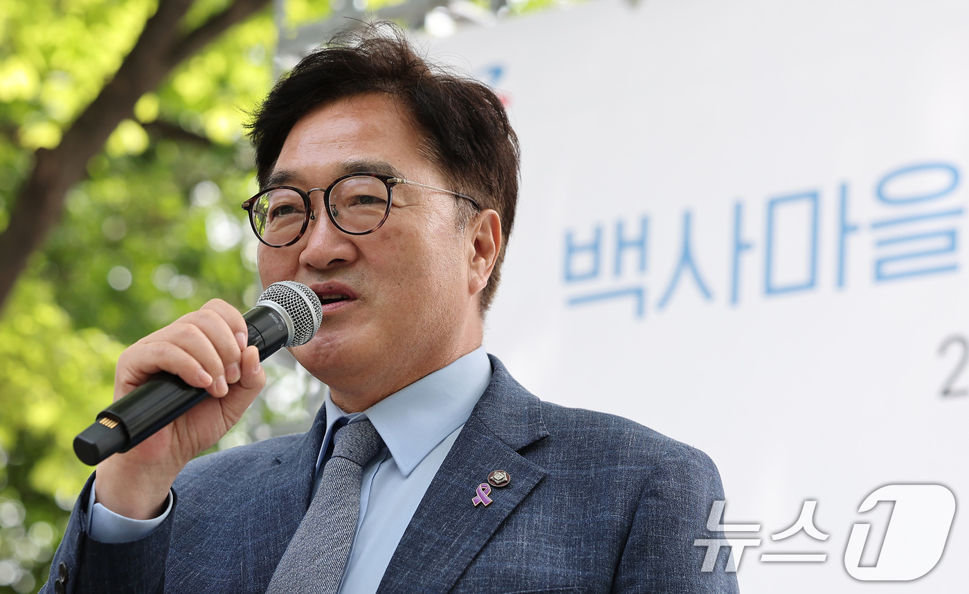 (서울=뉴스1) 김성진 기자 = 우원식 국회의장이 8일 오전 서울 노원구 백사마을 건축물 해체 착공식에 참석해 인사말을 하고 있다.백사마을은 1960년대 후반 서울 도심 개발에 따 …
