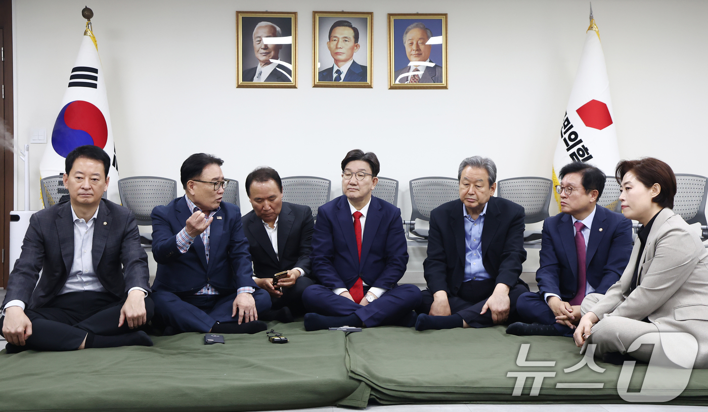 (서울=뉴스1) 김민지 기자 = 김문수 국민의힘 대통령 후보에게 단일화 약속을 촉구하며 무기한 단식에 돌입한 권성동 원내대표가 8일 오전 서울 여의도 중앙당사에서 같은 이유로 단식 …