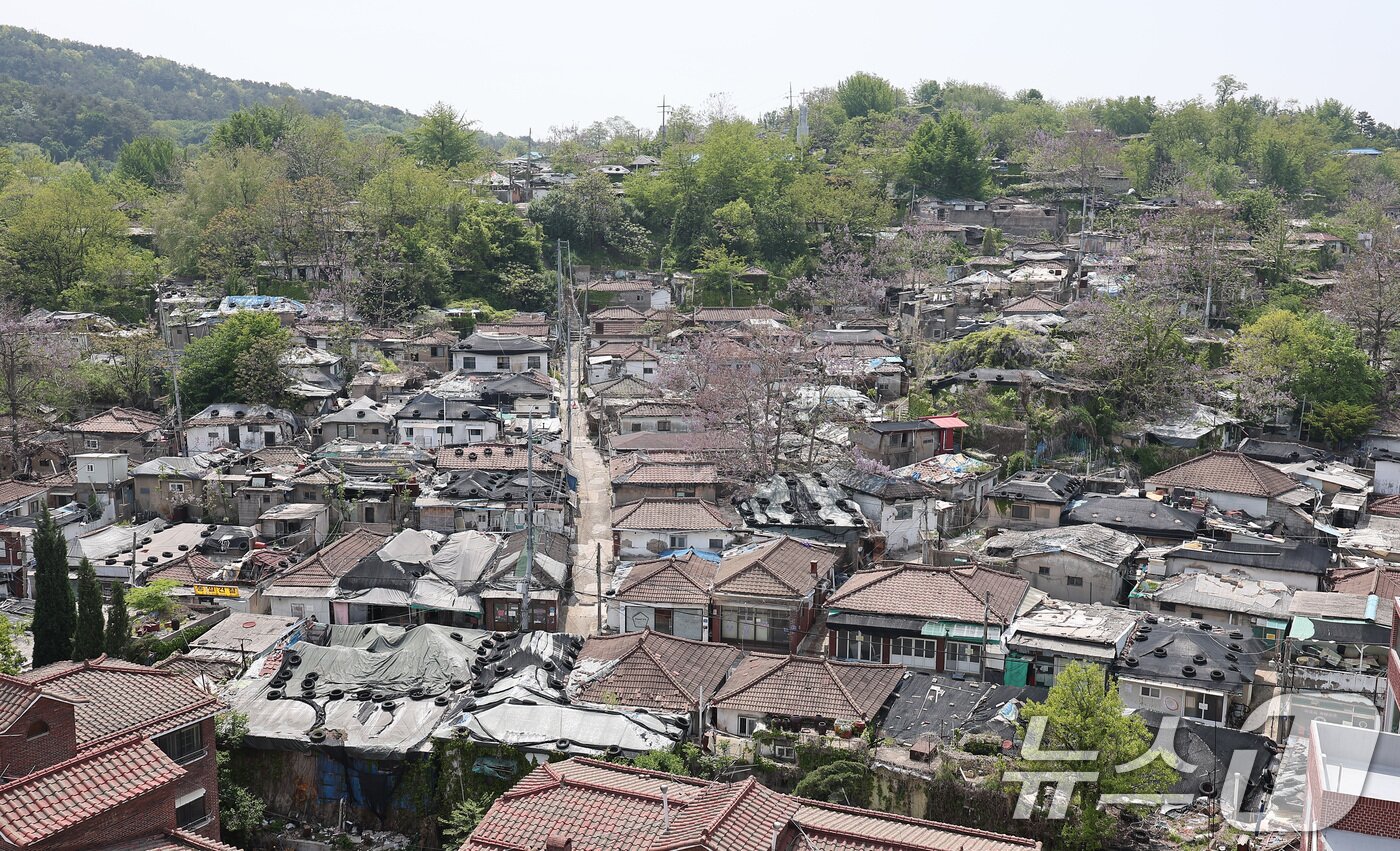 본문 이미지 - 서울 마지막 달동네인 노원구 중계본동 '백사마을'이 철거된다. 사진은 8일 오전 서울 노원구 백사마을의 모습. 2025.5.8/뉴스1 ⓒ News1 김성진 기자