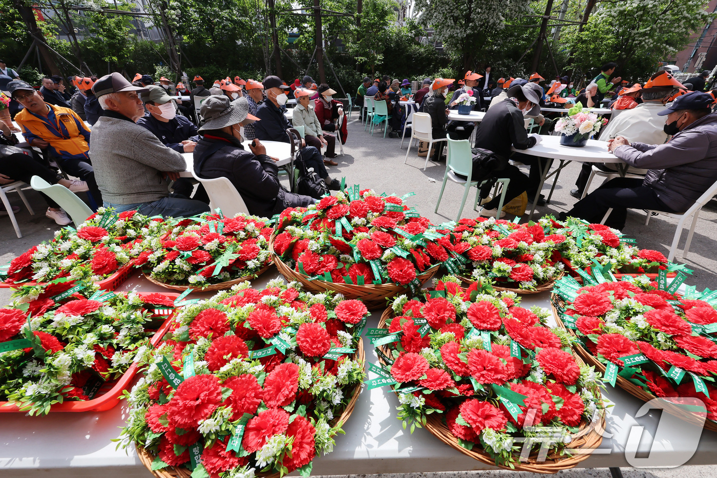 (서울=뉴스1) 장수영 기자 = 8일 오전 서울 동대문구 다일공동체 밥퍼나눔운동본부에서 열린 어버이날 행사에 어르신들에게 달아줄 카네이션이 놓여 있다. 2025.5.8/뉴스1