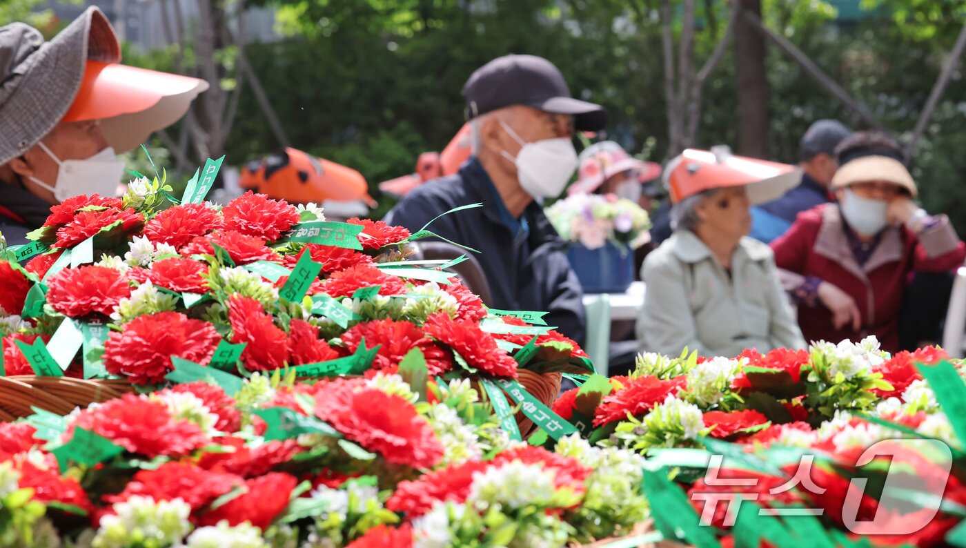 본문 이미지 - 8일 오전 서울 동대문구 다일공동체 밥퍼나눔운동본부에서 열린 어버이날 행사에 어르신들에게 달아줄 카네이션이 놓여 있다. 2025.5.8/뉴스1 ⓒ News1 장수영 기자