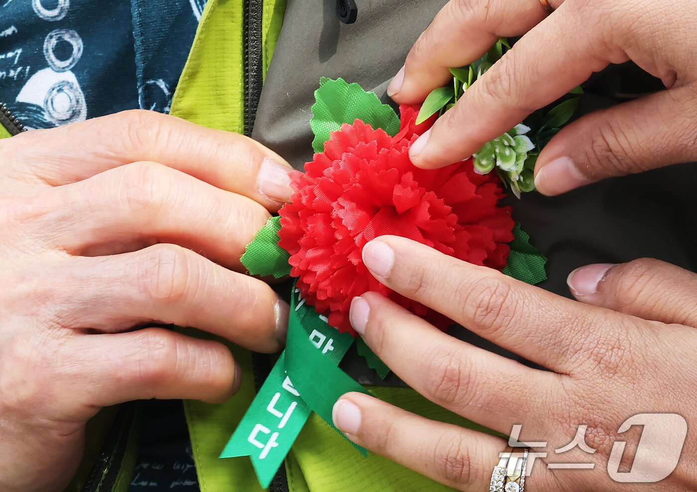 본문 이미지 - 8일 오전 서울 동대문구 다일공동체 밥퍼나눔운동본부에서 열린 어버이날 행사를 찾은 어르신들이 봉사자들로부터 카네이션을 받고 있다. 2025.5.8/뉴스1 ⓒ News1 장수영 기자