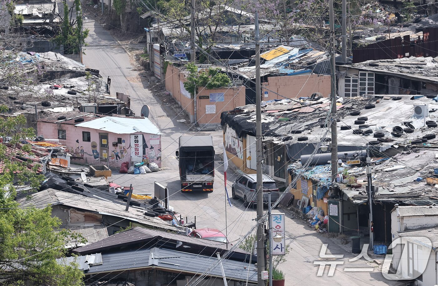 본문 이미지 - 서울 마지막 달동네인 노원구 중계본동 '백사마을'이 철거된다. 사진은 8일 오전 서울 노원구 백사마을의 모습. 2025.5.8/뉴스1 ⓒ News1 김성진 기자