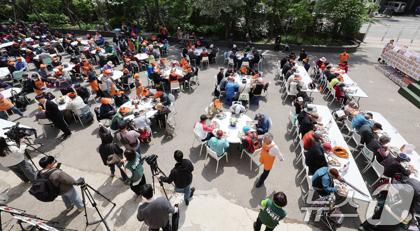 (서울=뉴스1) 장수영 기자 = 8일 오전 서울 동대문구 다일공동체 밥퍼나눔운동본부에서 열린 어버이날 행사에서 봉사자들이 어르신들에게 식사를 대접하고 있다. 2025.5.8/뉴스1 …