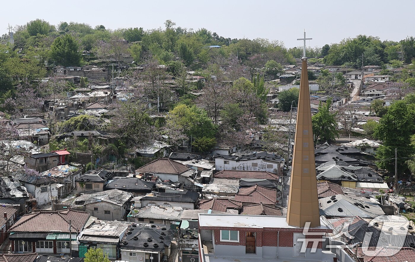 본문 이미지 - 서울 마지막 달동네인 노원구 중계본동 '백사마을'이 철거된다. 사진은 8일 오전 서울 노원구 백사마을의 모습. 2025.5.8/뉴스1 ⓒ News1 김성진 기자