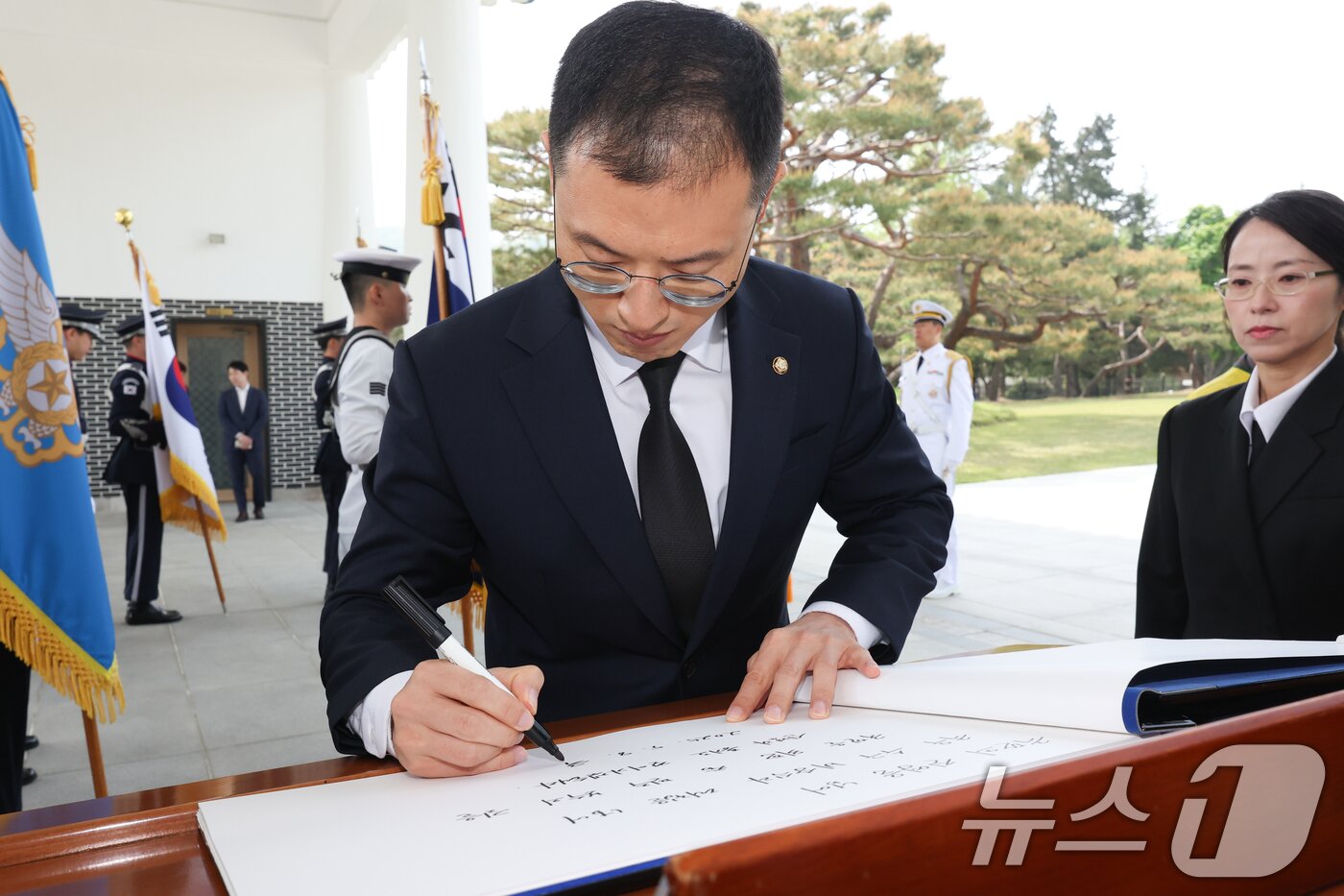 본문 이미지 - 탈당 압박을 받아온 김상욱 국민의힘 의원이 8일 서울 동작구 현충원을 참배한 뒤 방명록을 작성하고 있다. 김 의원은 이날 &#34;앞으로 극우보수와 수구보수가 아닌 참 민주보수의 길을 걷겠다＂면서 탈당을 선언했다. 2025.5.8/뉴스1 ⓒ News1 허경 기자