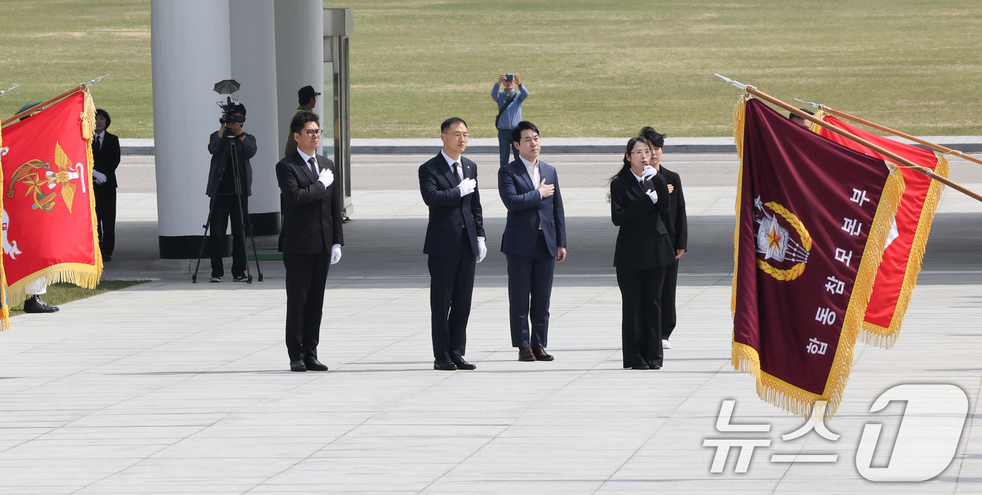 (서울=뉴스1) 허경 기자 = 탈당 압박을 받아온 김상욱 국민의힘 의원이 8일 서울 동작구 현충원을 참배하고 있다. 김 의원은 이날 "앞으로 극우보수와 수구보수가 아닌 참 민주보수 …