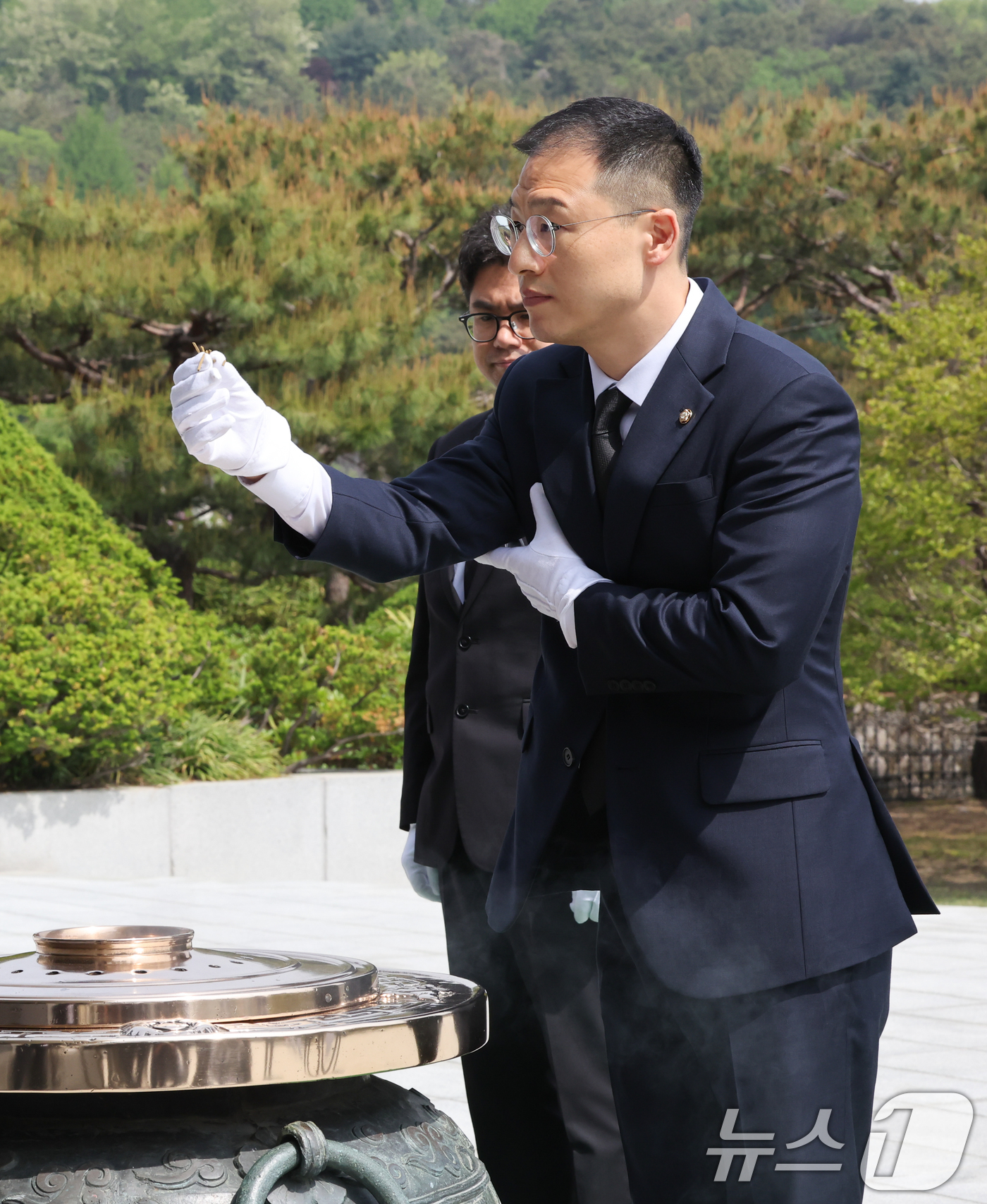 (서울=뉴스1) 허경 기자 = 탈당 압박을 받아온 김상욱 국민의힘 의원이 8일 서울 동작구 현충원을 참배하고 있다. 김 의원은 이날 "앞으로 극우보수와 수구보수가 아닌 참 민주보수 …