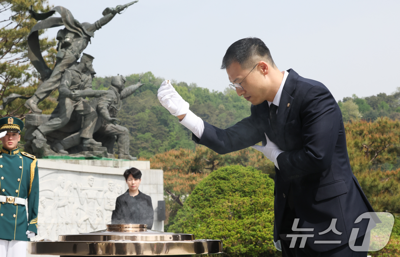 (서울=뉴스1) 허경 기자 = 탈당 압박을 받아온 김상욱 국민의힘 의원이 8일 서울 동작구 현충원을 참배하고 있다. 김 의원은 이날 "앞으로 극우보수와 수구보수가 아닌 참 민주보수 …