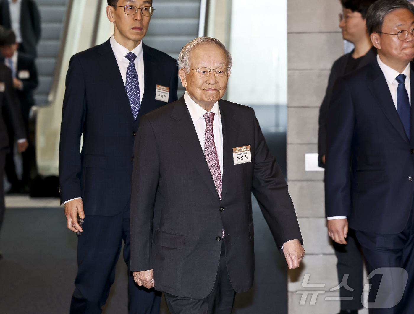 (서울=뉴스1) 국회사진취재단 = 손경식 한국경영자총협회 회장이 8일 서울 중구 대한상공회의소에서 열린 대선 후보 초청 경제5단체장 간담회에 참석하고 있다. 2025.5.8/뉴스1 …