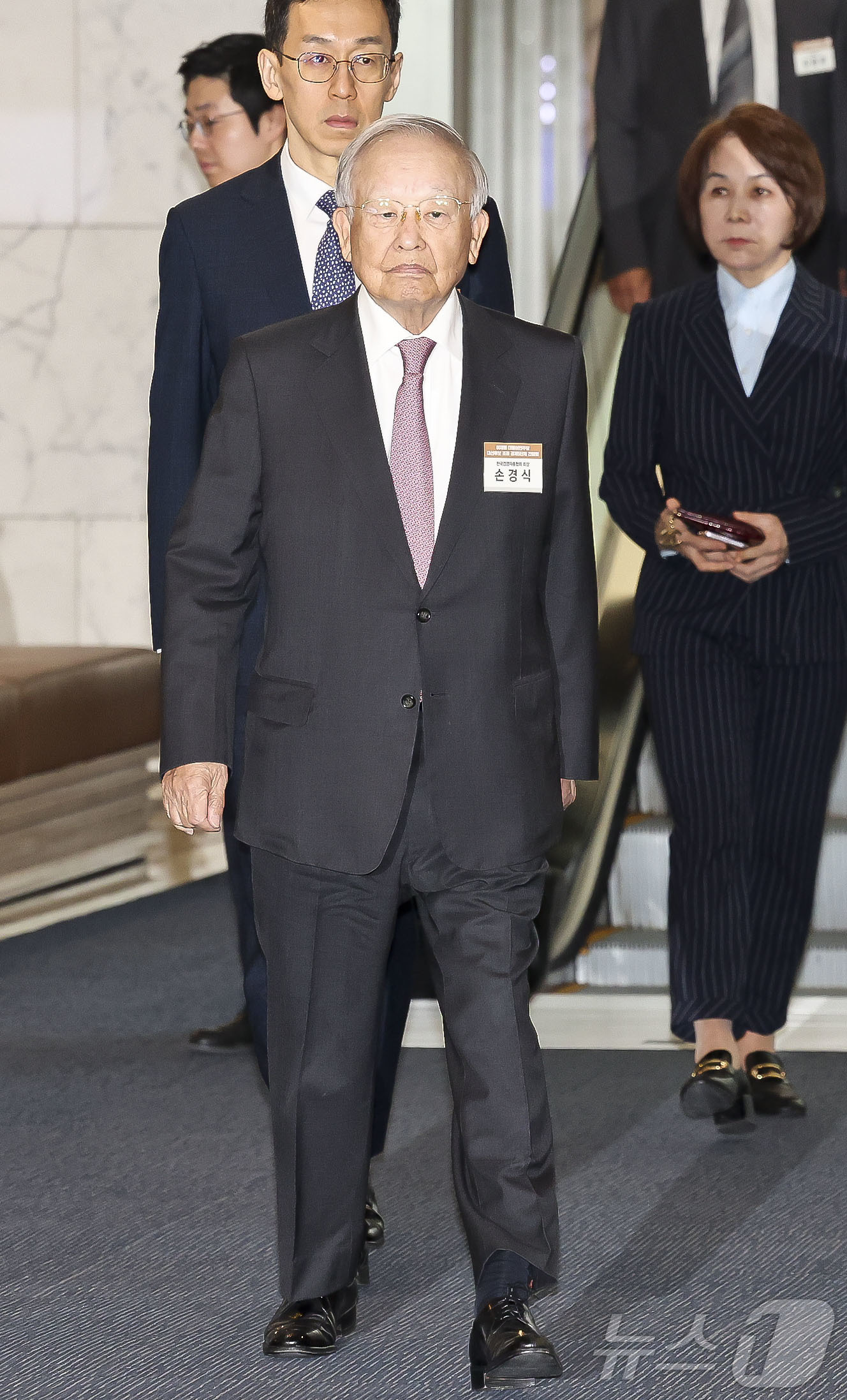 (서울=뉴스1) 국회사진취재단 = 손경식 한국경영자총협회 회장이 8일 서울 중구 대한상공회의소에서 열린 대선 후보 초청 경제5단체장 간담회에 참석하고 있다. 2025.5.8/뉴스1 …