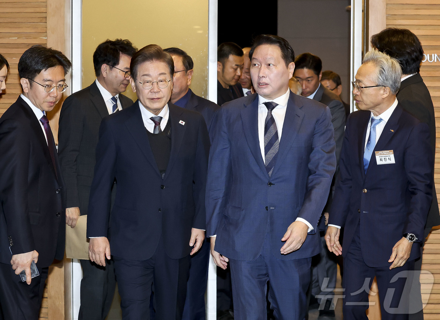 (서울=뉴스1) 국회사진취재단 = 더불어민주당 이재명 대선 후보와 최태원 대한상공회의소 회장이 8일 서울 중구 대한상공회의소에서 열린 대선 후보 초청 경제5단체장 간담회에 참석하고 …