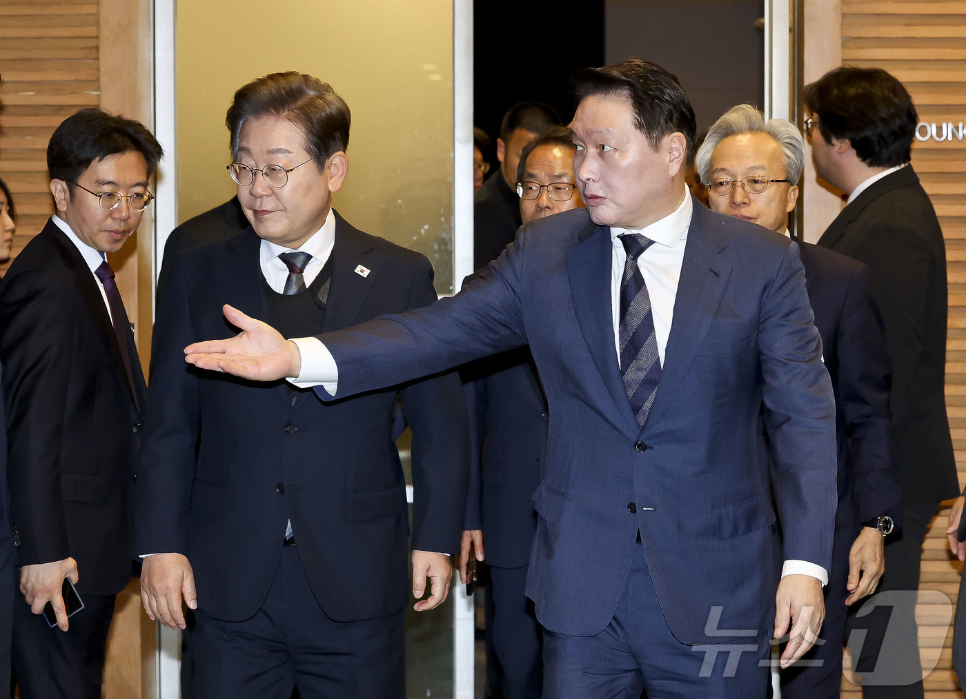 (서울=뉴스1) 국회사진취재단 = 더불어민주당 이재명 대선 후보와 최태원 대한상공회의소 회장이 8일 서울 중구 대한상공회의소에서 열린 대선 후보 초청 경제5단체장 간담회에 참석하고 …