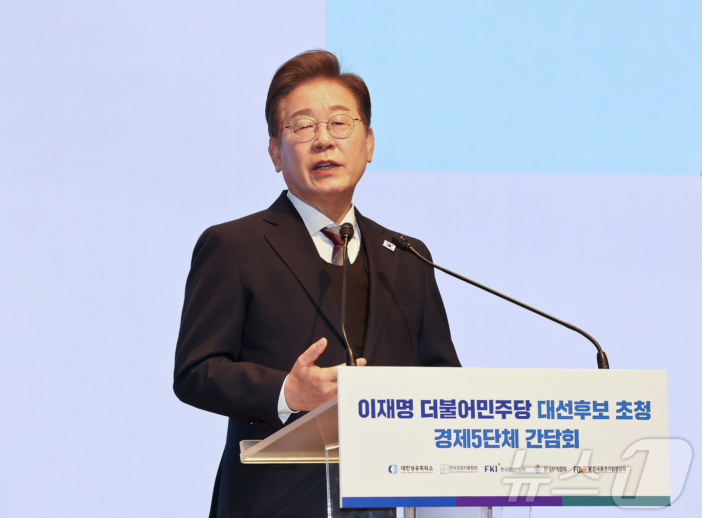 (서울=뉴스1) 국회사진취재단 = 더불어민주당 이재명 대선 후보가 8일 서울 중구 대한상공회의소에서 열린 대선 후보 초청 경제5단체장 간담회에서 발언하고 있다. 2025.5.8/뉴 …