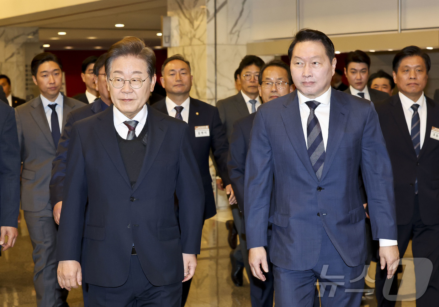 (서울=뉴스1) 국회사진취재단 = 더불어민주당 이재명 대선 후보와 최태원 대한상공회의소 회장이 8일 서울 중구 대한상공회의소에서 열린 대선 후보 초청 경제5단체장 간담회에 참석하고 …