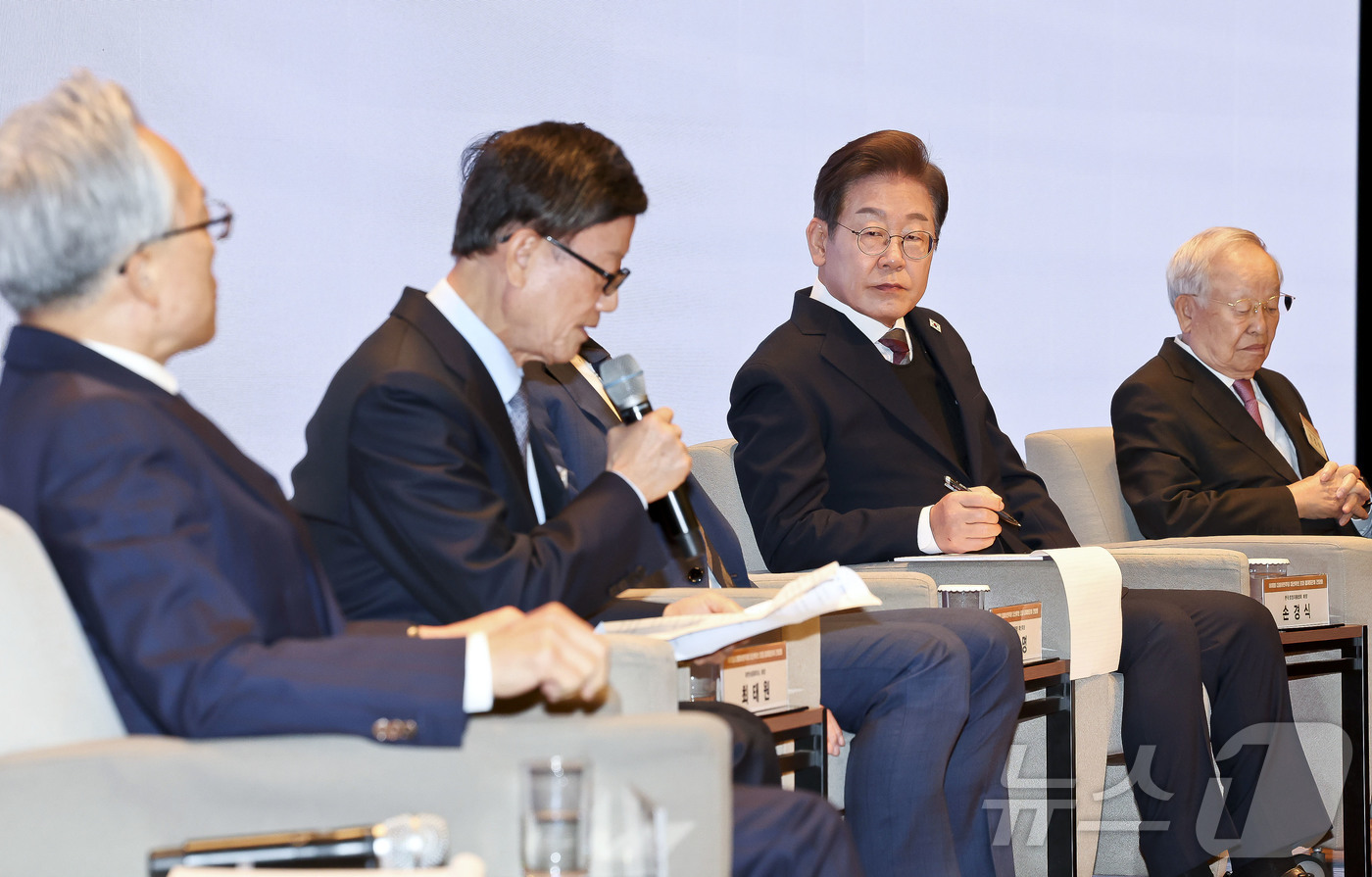 (서울=뉴스1) 국회사진취재단 = 더불어민주당 이재명 대선 후보가 8일 서울 중구 대한상공회의소에서 열린 대선 후보 초청 경제5단체장 간담회에 참석해 있다. 2025.5.8/뉴스1 …