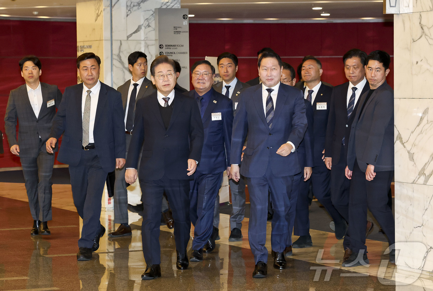 (서울=뉴스1) 국회사진취재단 = 더불어민주당 이재명 대선 후보와 최태원 대한상공회의소 회장이 8일 서울 중구 대한상공회의소에서 열린 대선 후보 초청 경제5단체장 간담회에 참석하고 …