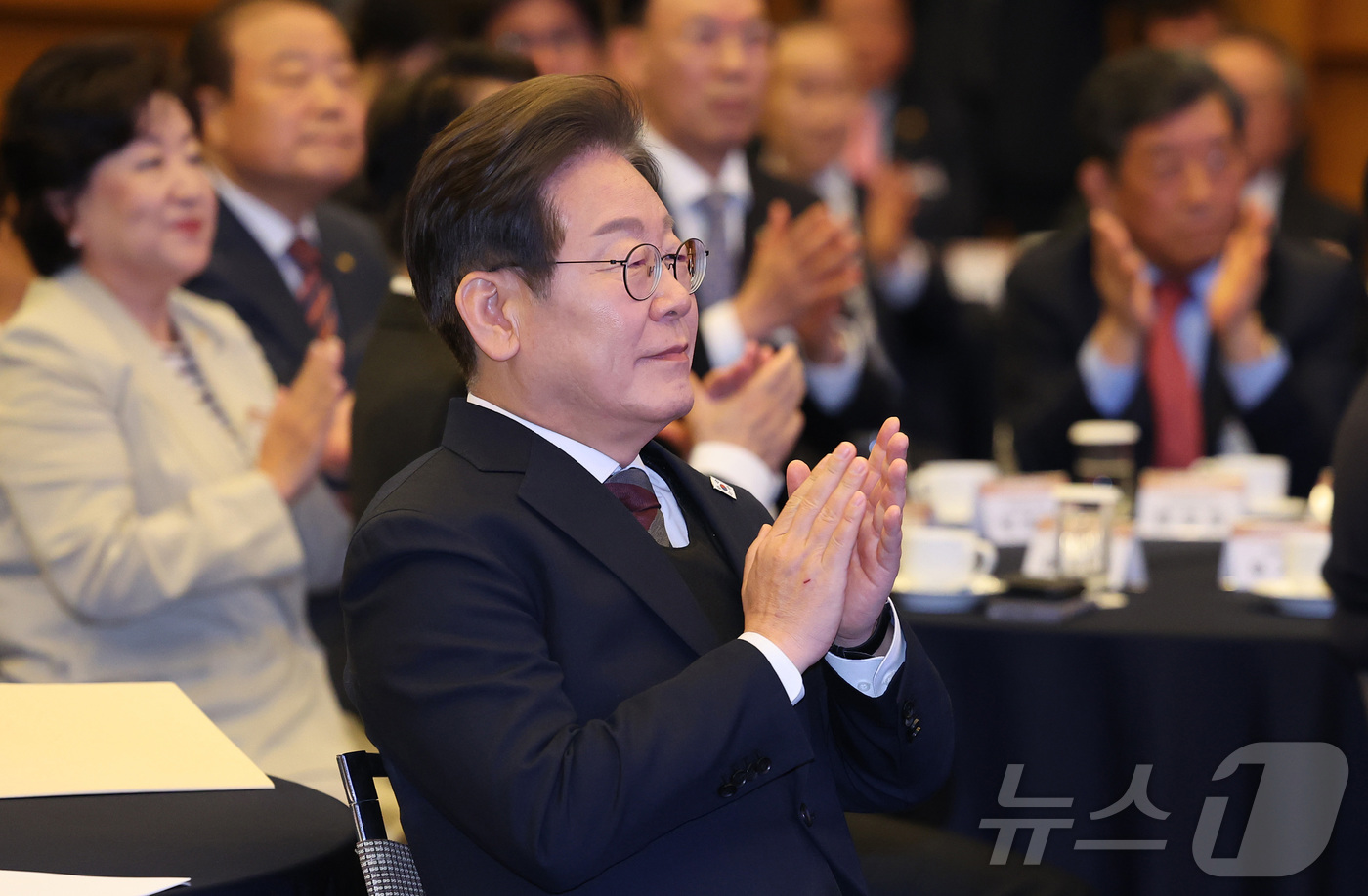 (서울=뉴스1) 국회사진취재단 = 이재명 더불어민주당 대통령선거 후보가 8일 오전 서울 중구 대한상공회의소에서 열린 경제5단체장과의 간담회에 참석해 최태원 대한상공회의소 회장의 환 …