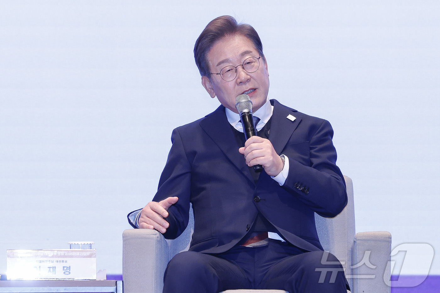 (서울=뉴스1) 국회사진취재단 = 이재명 더불어민주당 대선후보가 8일 서울 중구 대한상공회의소에서 열린 대선후보 초청 경제5단체 간담회에서 모두발언을 하고 있다. 2025.5.8/ …