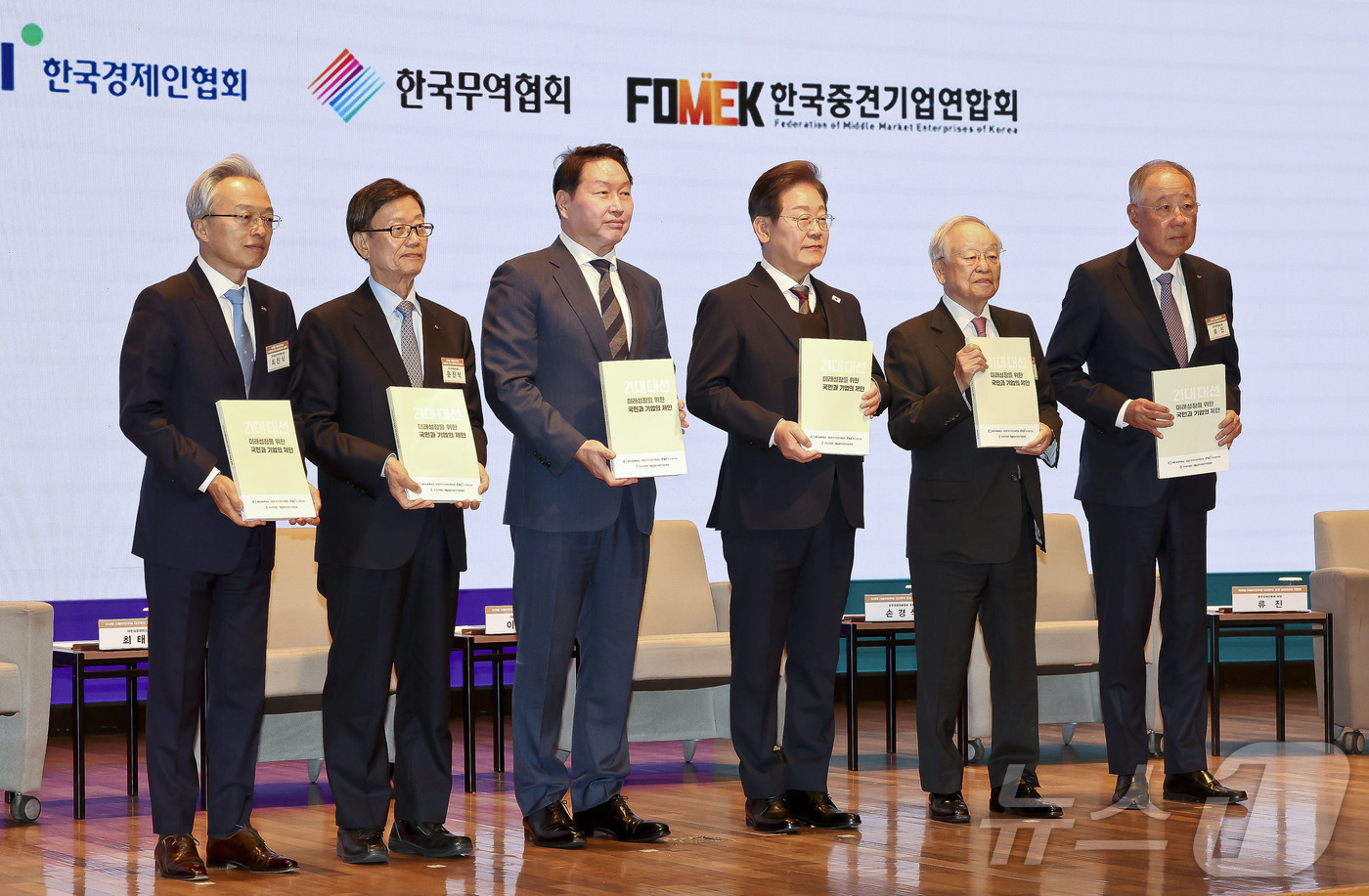 (서울=뉴스1) 국회사진취재단 = 더불어민주당 이재명 대선 후보가 8일 서울 중구 대한상공회의소에서 열린 대선 후보 초청 경제5단체 간담회에서 경제5단체장 들에게 정책 제언집을 전 …