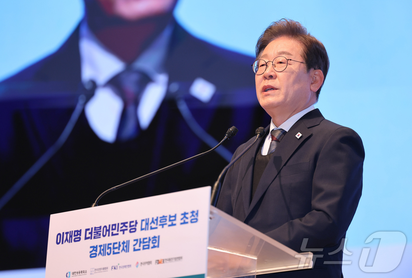 (서울=뉴스1) 국회사진취재단 = 이재명 더불어민주당 대통령선거 후보가 8일 오전 서울 중구 대한상공회의소에서 열린 경제5단체장과 간담회에 참석해 경제정책에 대한 핵심메세지를 발표 …