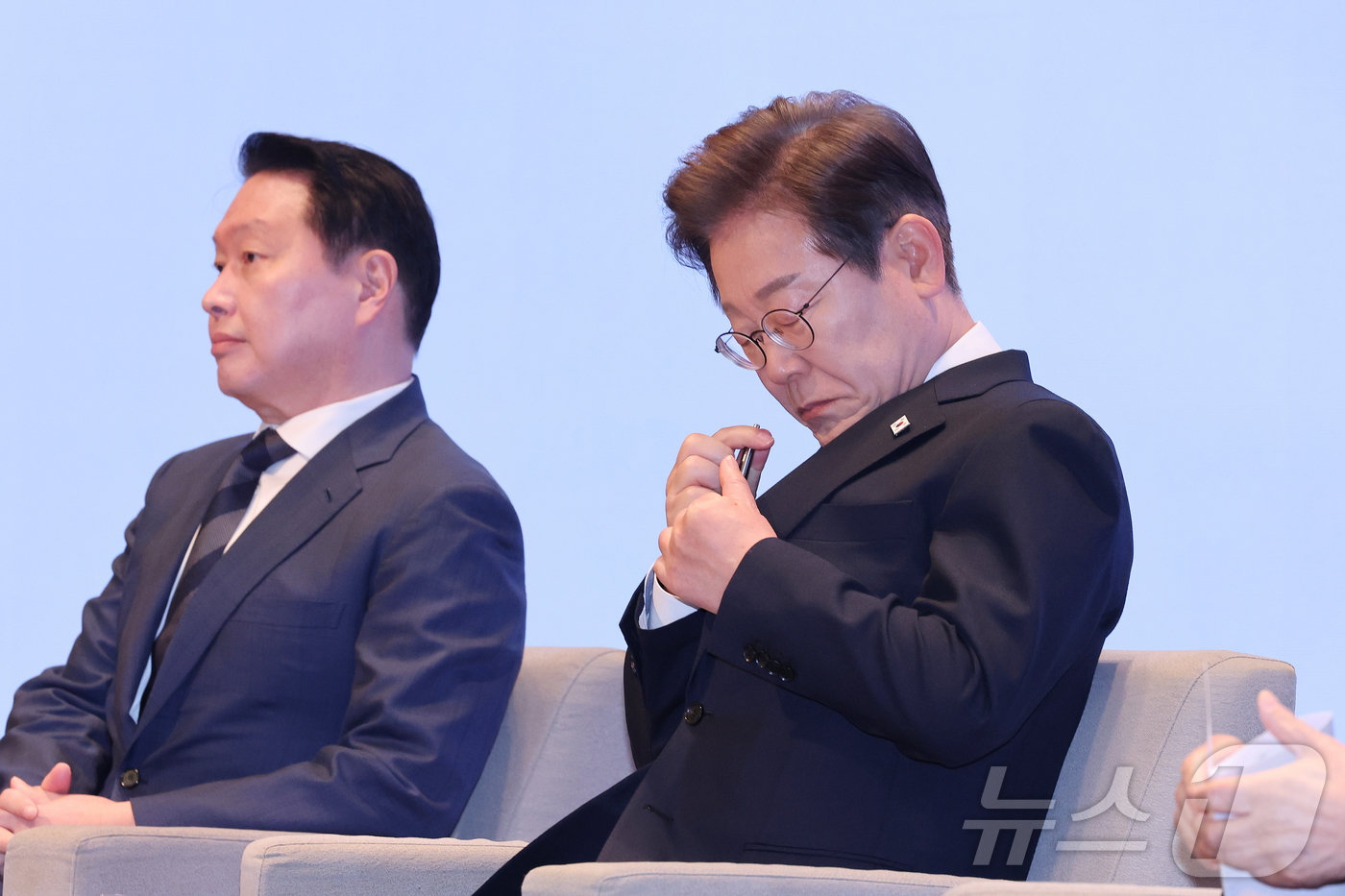 (서울=뉴스1) 국회사진취재단 = 이재명 더불어민주당 대통령선거 후보가 8일 오전 서울 중구 대한상공회의소에서 경제5단체장과 간담회를 갖고  경제단체장의 정책제언을 듣기 전에 펜을 …