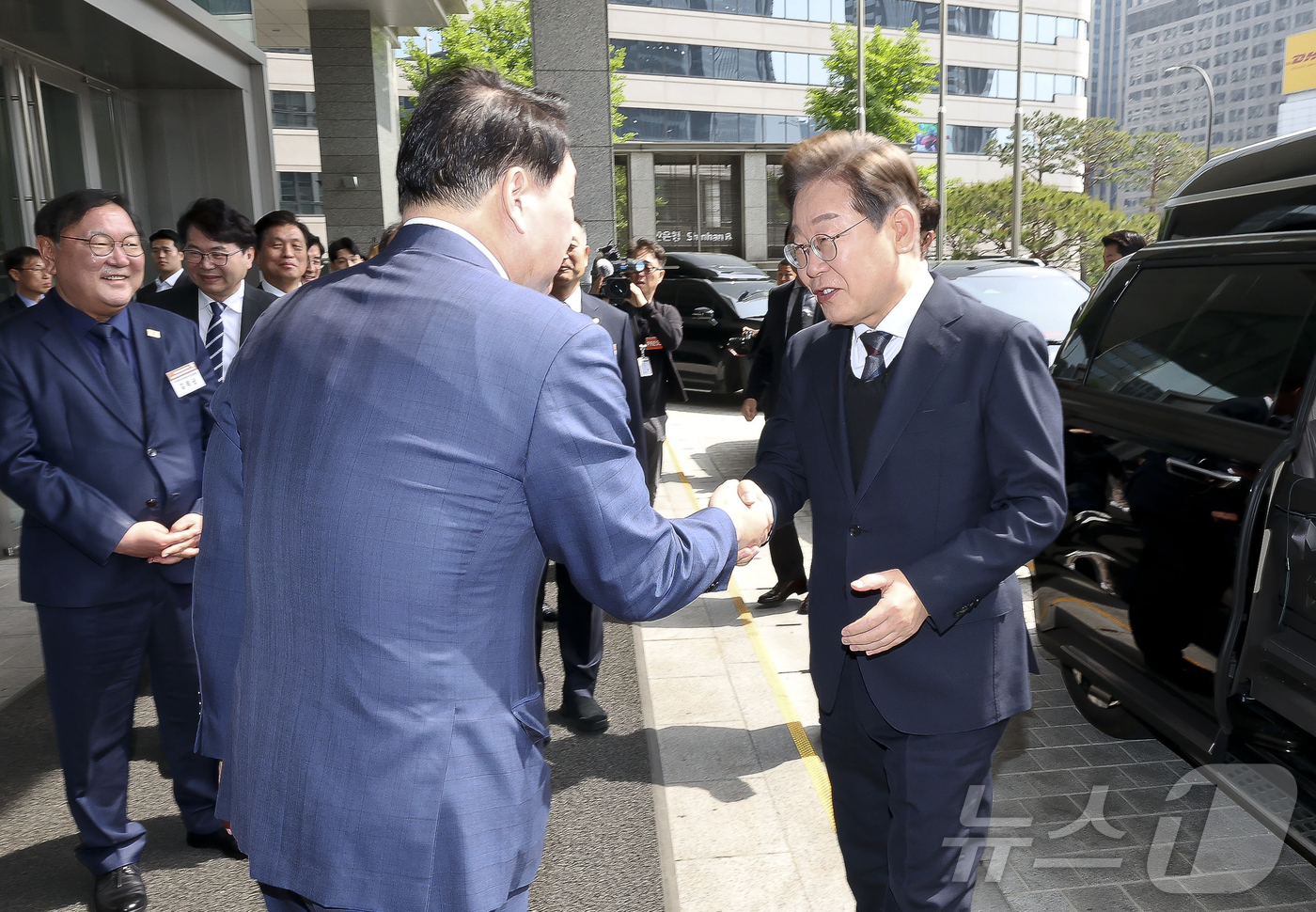 (서울=뉴스1) 국회사진취재단 = 더불어민주당 이재명 대선 후보와 최태원 대한상공회의소 회장이 8일 서울 중구 대한상공회의소에서 악수를 하고 있다.2025.5.8/뉴스1