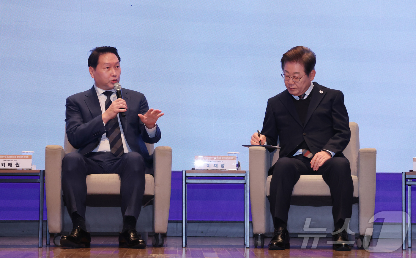 (서울=뉴스1) 국회사진취재단 = 이재명 더불어민주당 대통령선거 후보가 8일 오전 서울 중구 대한상공회의소에서 열린 경제5단체장과의 간담회에 참석해 최태원 대한상공회의소 회장의 정 …