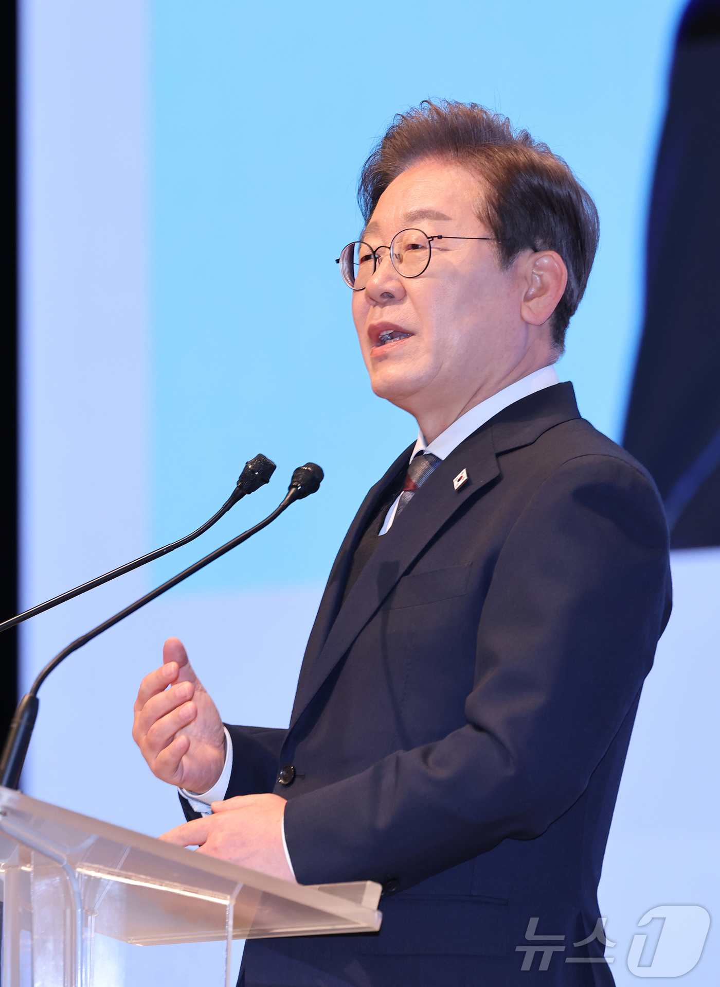 (서울=뉴스1) 국회사진취재단 = 이재명 더불어민주당 대통령선거 후보가 8일 오전 서울 중구 대한상공회의소에서 열린 경제5단체장과 간담회에서 경제정책에 대한 발언을 있다. 2025 …