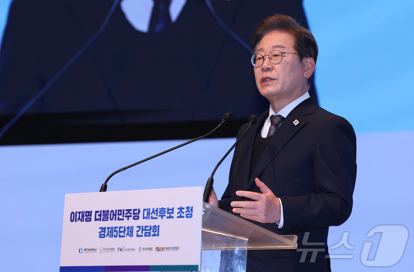 (서울=뉴스1) 국회사진취재단 = 이재명 더불어민주당 대통령선거 후보가 8일 오전 서울 중구 대한상공회의소에서 열린 경제5단체장과 간담회에서 경제정책에 대한 발언을 있다. 2025 …