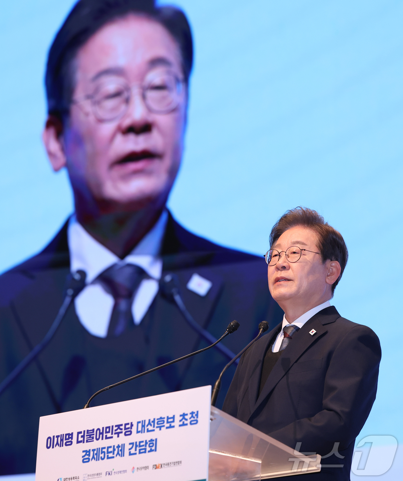 (서울=뉴스1) 국회사진취재단 = 이재명 더불어민주당 대통령선거 후보가 8일 오전 서울 중구 대한상공회의소에서 열린 경제5단체장과 간담회에서 경제정책에 대한 발언을 있다. 2025 …