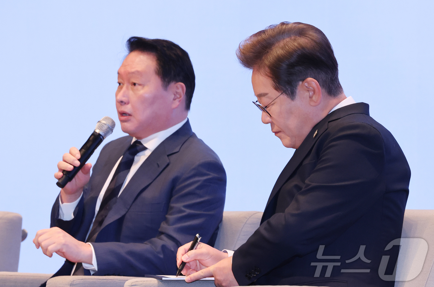 (서울=뉴스1) 국회사진취재단 = 이재명 더불어민주당 대통령선거 후보가 8일 오전 서울 중구 대한상공회의소에서 열린 경제5단체장과 간담회에서 최태원 대한상의 회장의 정책제언을 메모 …