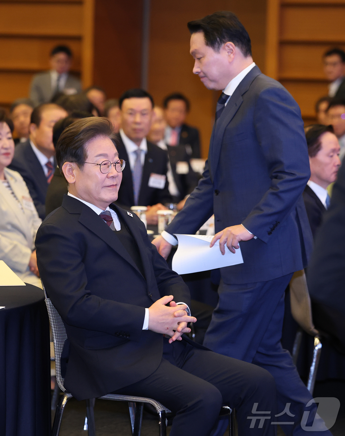 (서울=뉴스1) 국회사진취재단 = 이재명 더불어민주당 대통령선거 후보가 8일 오전 서울 중구 대한상공회의소에서 열린 경제5단체장과 간담회에 참석해 최태원 대한상의 회장의 환영사를 …