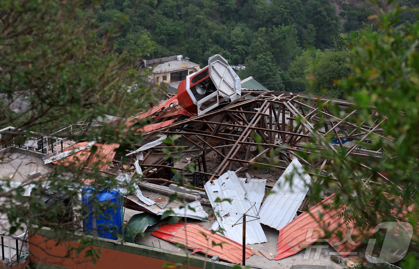 (무자파라바드 로이터=뉴스1) 김지완 기자 = 7일(현지시간) 파키스탄 카슈미르 국경지대의 무자파라바드에 위치한 빌랄 모스크가 인도군의 공격을 받아 파괴된 모습. 2025.05.0 …
