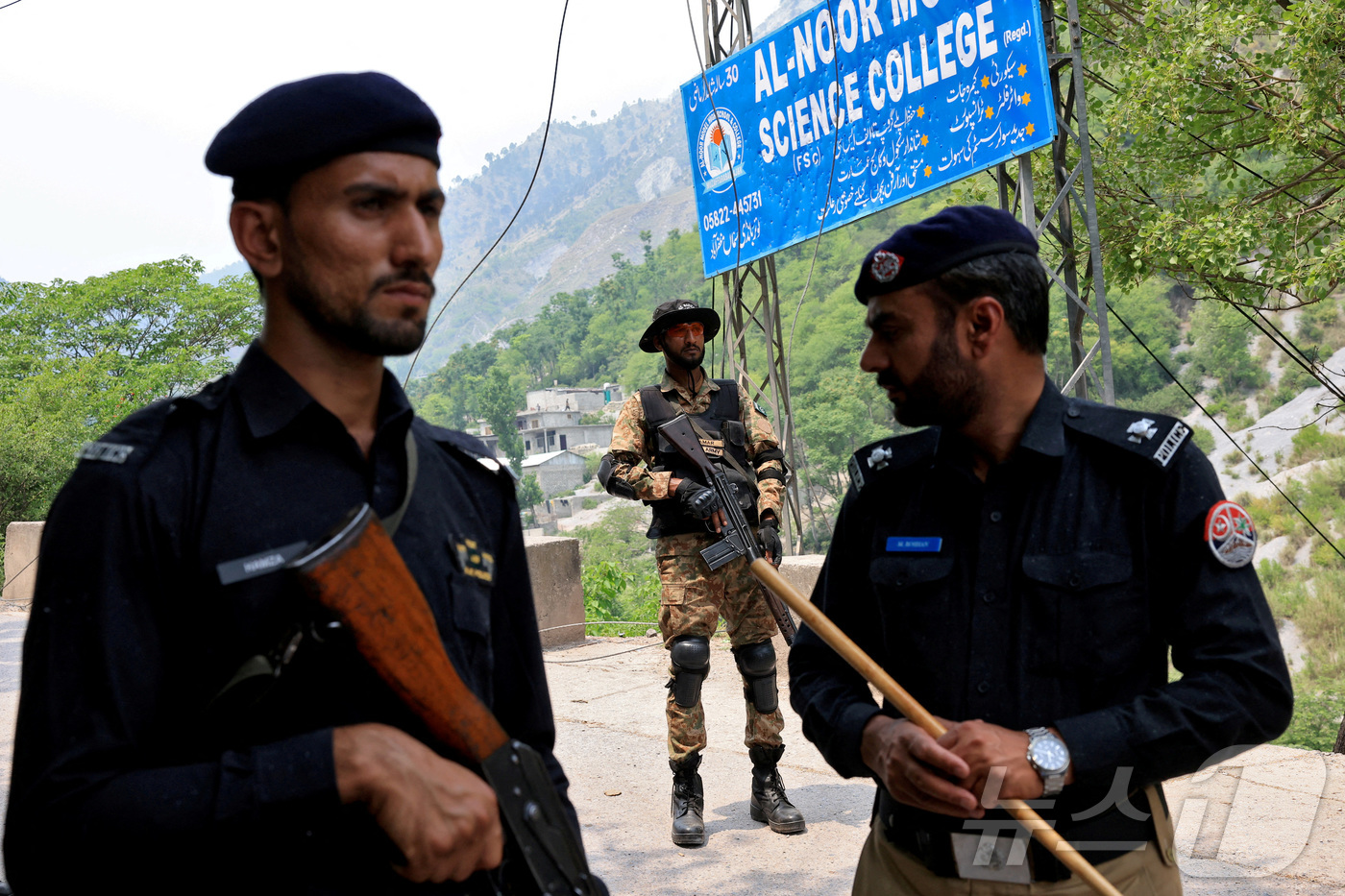 (무자파라바드 로이터=뉴스1) 김지완 기자 = 7일(현지시간) 파키스탄 카슈미르 국경지대의 무자파라바드에 위치한 빌랄 모스크로 이어지는 길목에서 파키스탄 군인들이 경계 근무를 서고 …