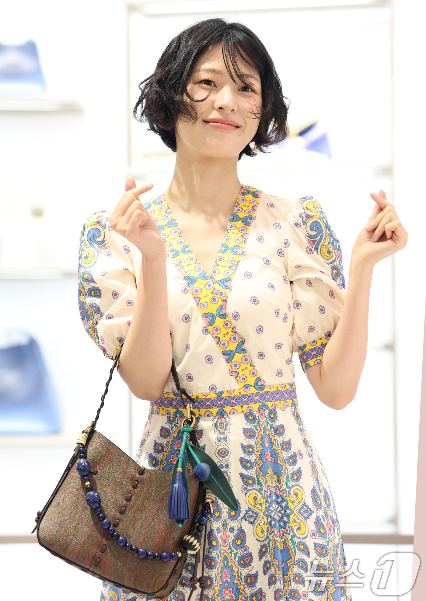 (서울=뉴스1) 권현진 기자 = 배우 이수경이 8일 오전 서울 송파구 롯데백화점 에비뉴엘 잠실점에서 열린 이탈리아 럭셔리 패션 하우스 에트로 부티크 오픈 기념 행사에 참석해 포즈를 …