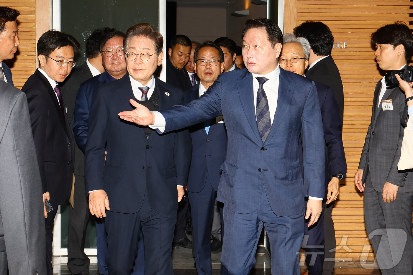 (서울=뉴스1) 국회사진취재단 = 이재명 더불어민주당 대선후보가 8일 오전 서울 중구 대한상공회의소에서 열린 대선후보 초청 경제5단체장 간담회에 참석해 최태원 대한상의 회장의 안내 …