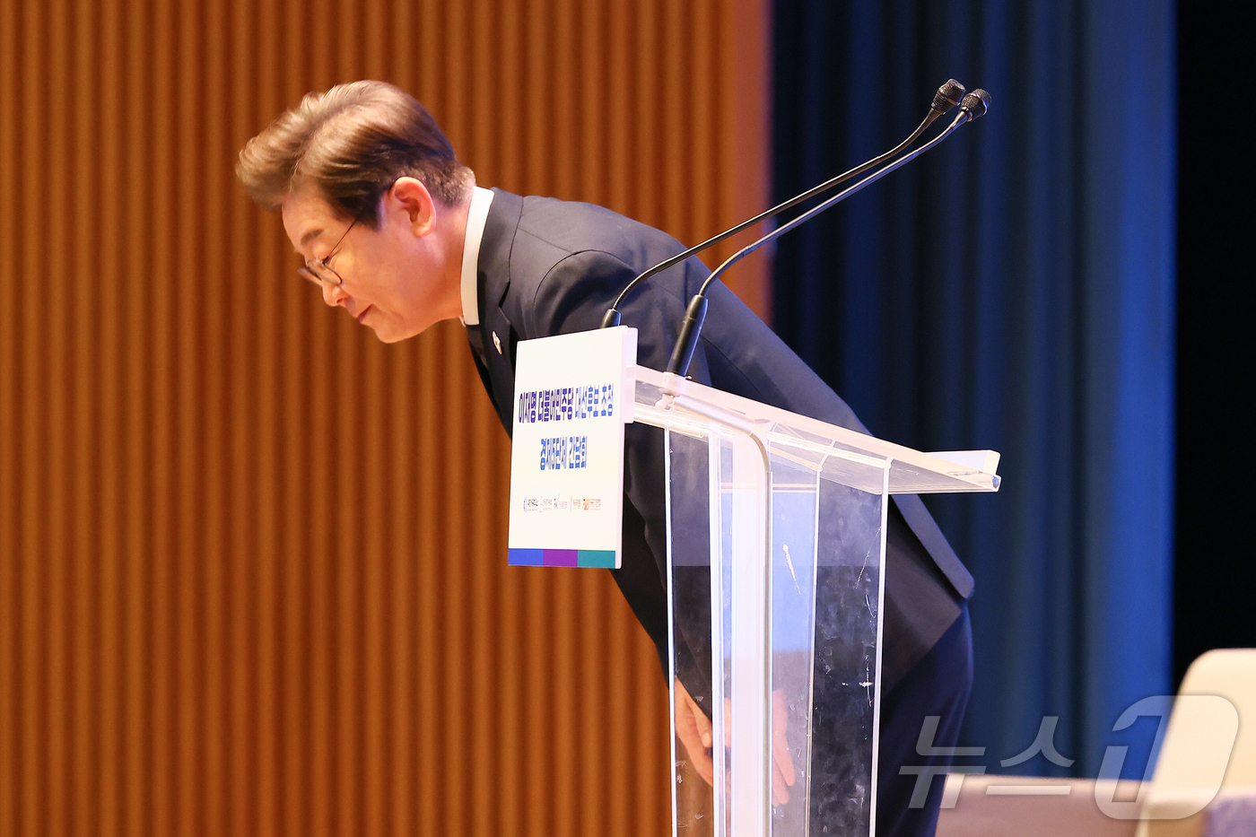 (서울=뉴스1) 국회사진취재단 = 이재명 더불어민주당 대선후보가 8일 오전 서울 중구 대한상공회의소에서 열린 대선후보 초청 경제5단체장 간담회에서 발언을 마치고 인사하고 있다. 2 …