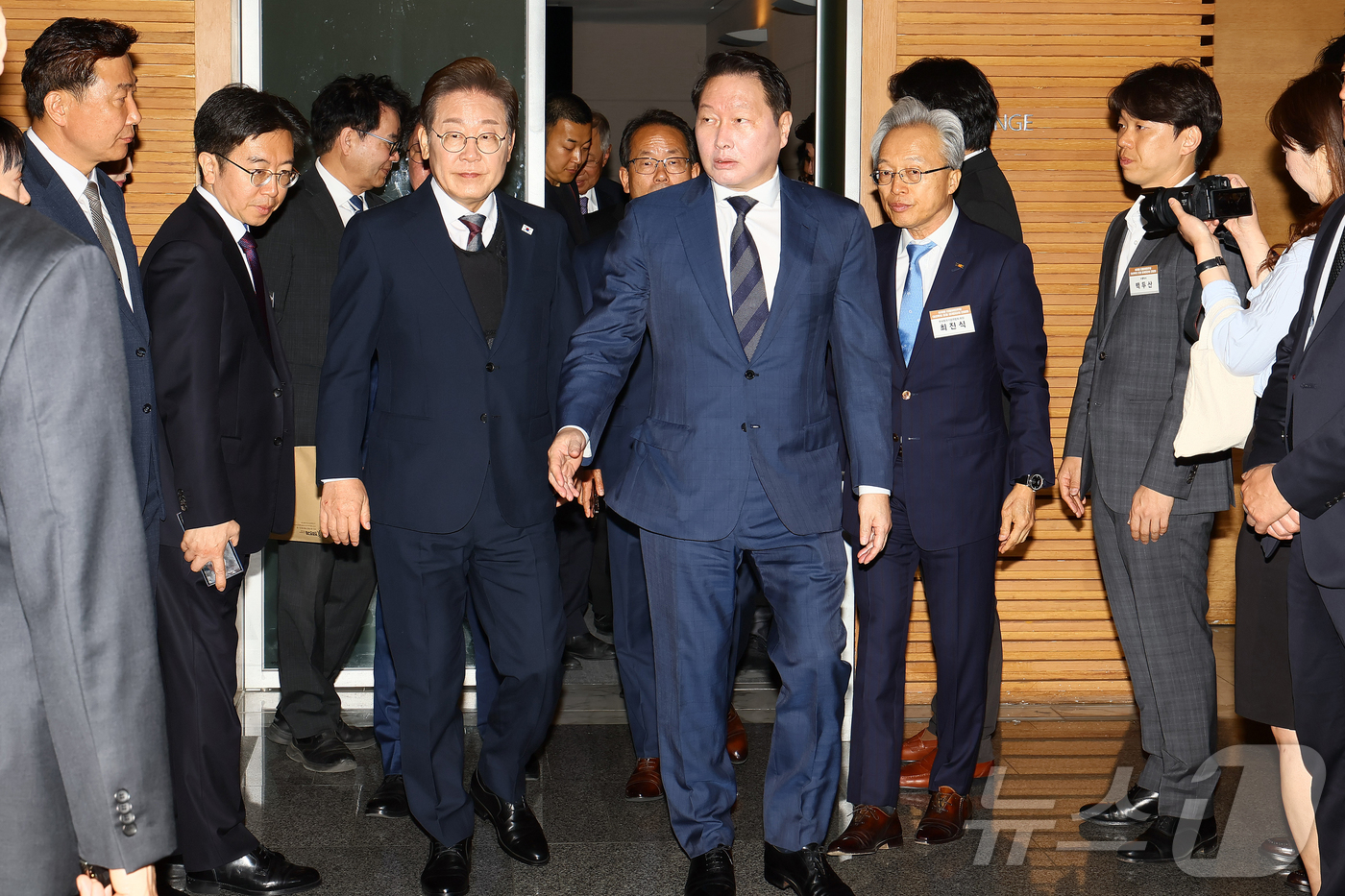 (서울=뉴스1) 국회사진취재단 = 이재명 더불어민주당 대선후보가 8일 오전 서울 중구 대한상공회의소에서 열린 대선후보 초청 경제5단체장 간담회에 참석하고 있다. 2025.5.8/뉴 …