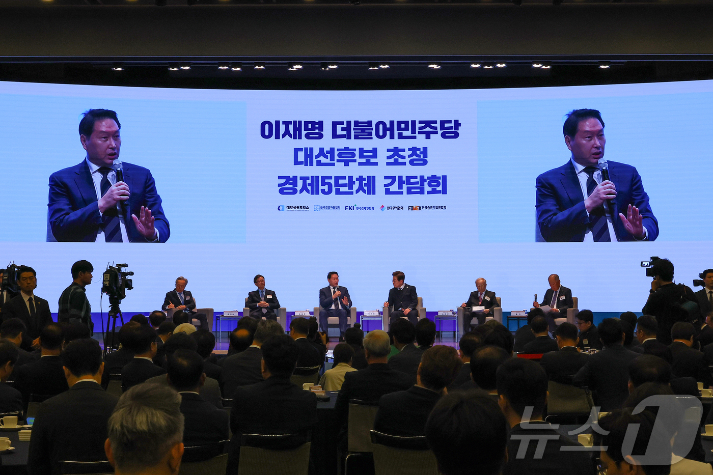 (서울=뉴스1) 국회사진취재단 = 최태원 대한상의 회장이 8일 오전 서울 중구 대한상공회의소에서 열린 이재명 더불어민주당 대선후보 초청 경제5단체장 간담회에서 정책 제언을 하고 있 …