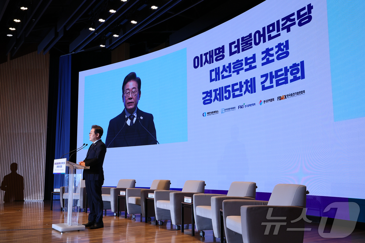 (서울=뉴스1) 국회사진취재단 = 이재명 더불어민주당 대선후보가 8일 오전 서울 중구 대한상공회의소에서 열린 대선후보 초청 경제5단체장 간담회에서 발언하고 있다. 2025.5.8/ …