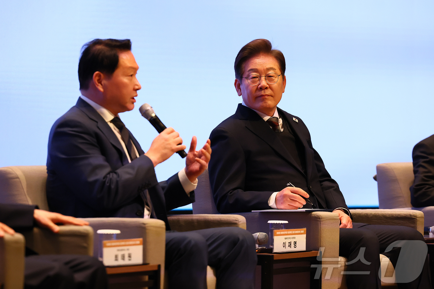 (서울=뉴스1) 국회사진취재단 = 이재명 더불어민주당 대선후보가 8일 오전 서울 중구 대한상공회의소에서 열린 대선후보 초청 경제5단체장 간담회에서 최태원 대한상의 회장의 정책 발언 …