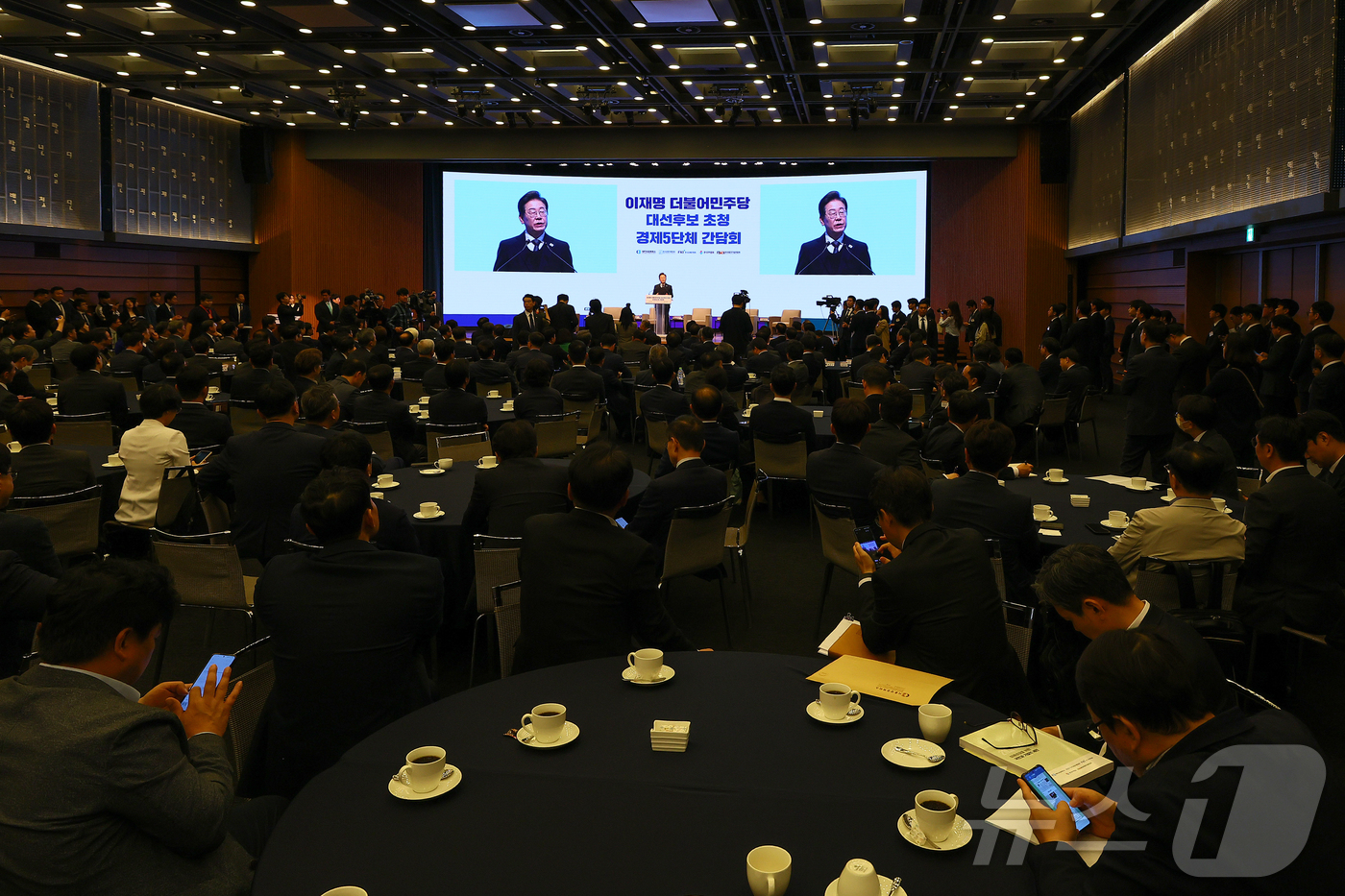 (서울=뉴스1) 국회사진취재단 = 이재명 더불어민주당 대선후보가 8일 오전 서울 중구 대한상공회의소에서 열린 대선후보 초청 경제5단체장 간담회에서 발언하고 있다. 2025.5.8/ …