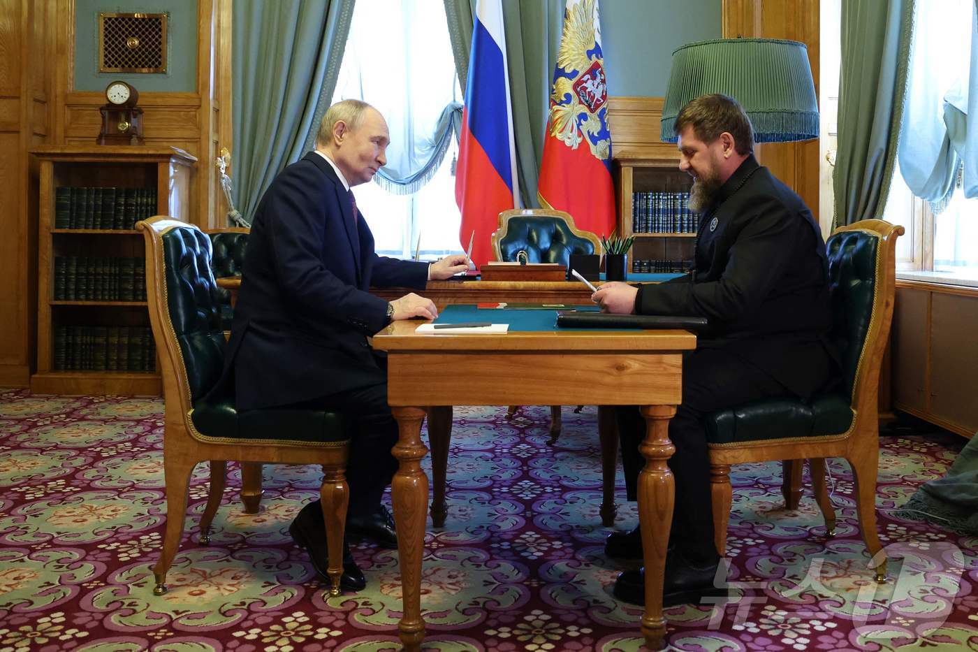 (모스크바 AFP=뉴스1) 우동명 기자 = 블라디미르 푸틴 러시아 대통령이 7일(현지시간) 모스크바 크렘린 궁에서 람잔 카디로프 체첸 공화국 수장과 만나고 있다. 2025.05.0 …