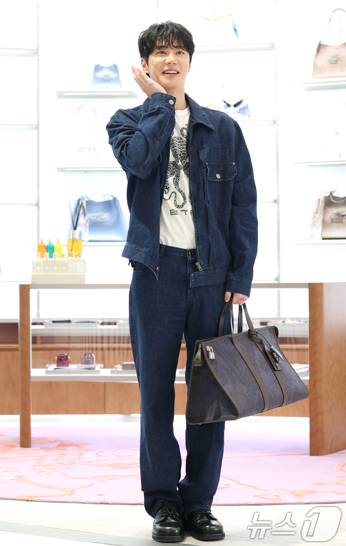 (서울=뉴스1) 권현진 기자 = 배우 이준영이 8일 오전 서울 송파구 롯데백화점 에비뉴엘 잠실점에서 열린 이탈리아 럭셔리 패션 하우스 에트로 부티크 오픈 기념 행사에 참석해 포즈를 …