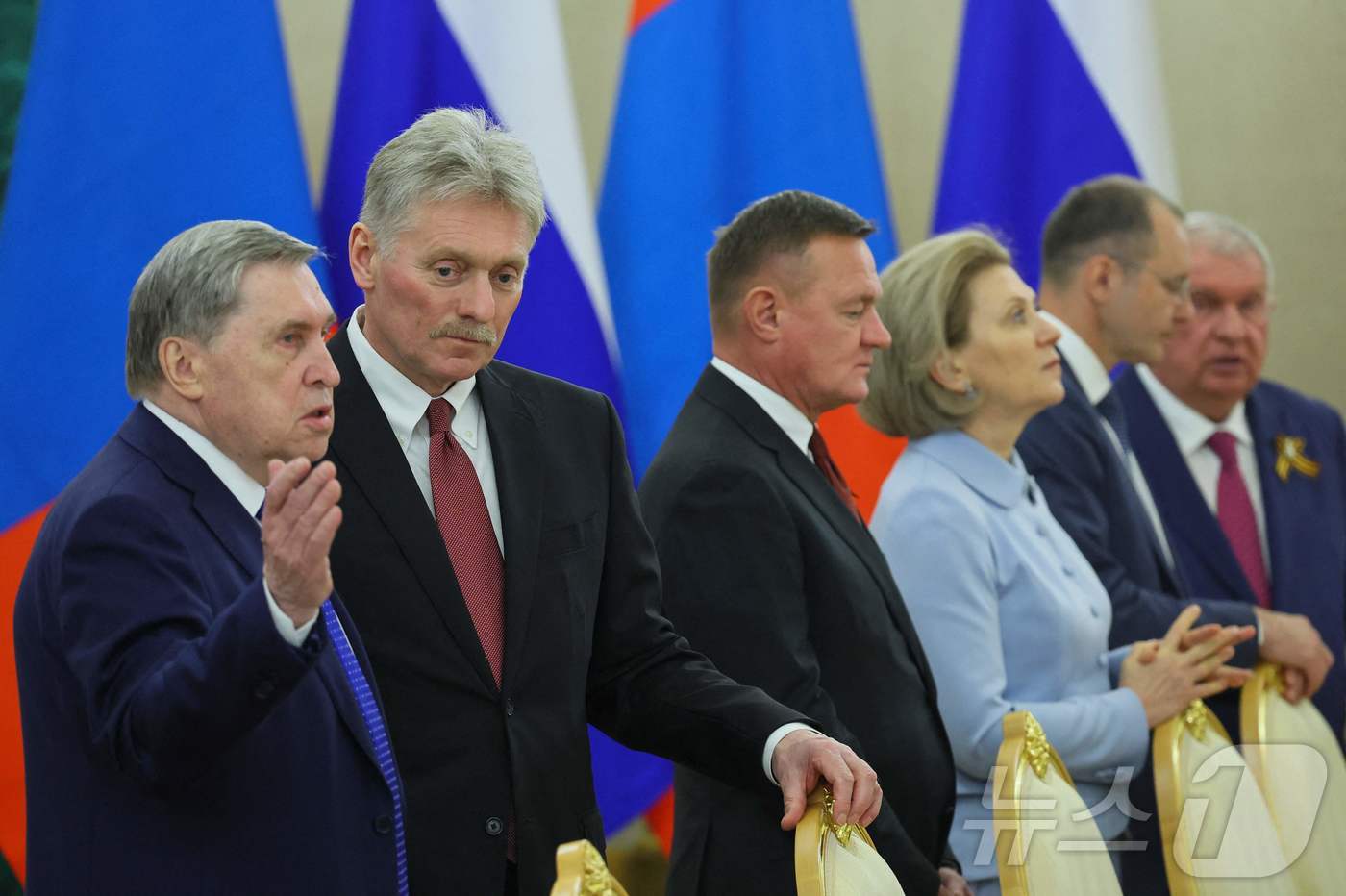 (모스크바 AFP=뉴스1) 우동명 기자 = 유리 우샤코프 크렘린궁 외교정책 보좌관과 드미트리 페스코프 대변인이 7일(현지시간) 모스크바 크렘린 궁에서 열린 블라디미르 푸틴 대통령과 …