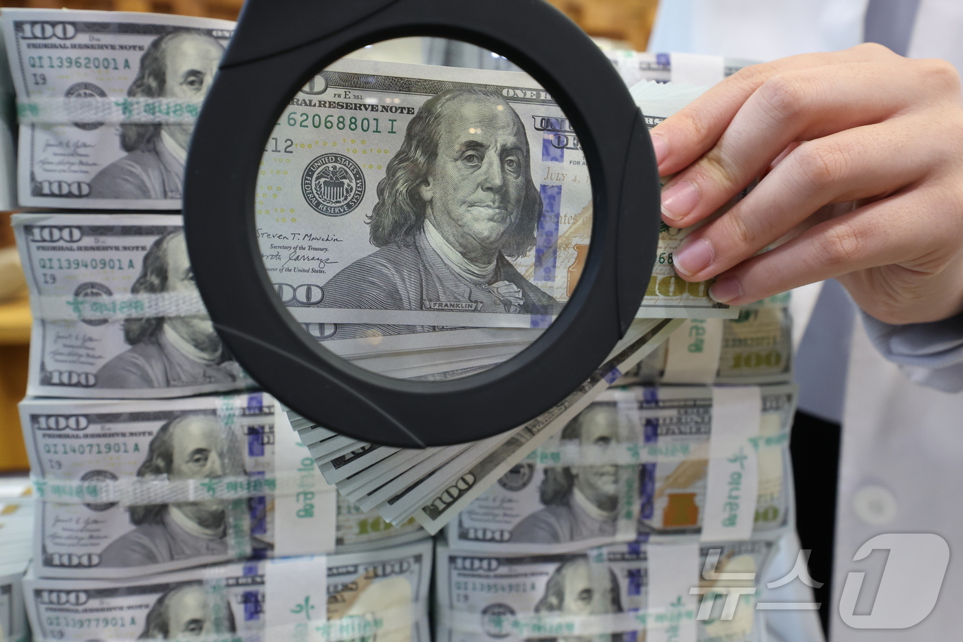 (서울=뉴스1) 황기선 기자 = 8일 서울 중구 하나은행 위변조대응센터에서 은행 관계자가 달러화를 정리하고 있다.이날 한국은행에 따르면 4월 말 외환보유액은 전월(4096.6억 달 …