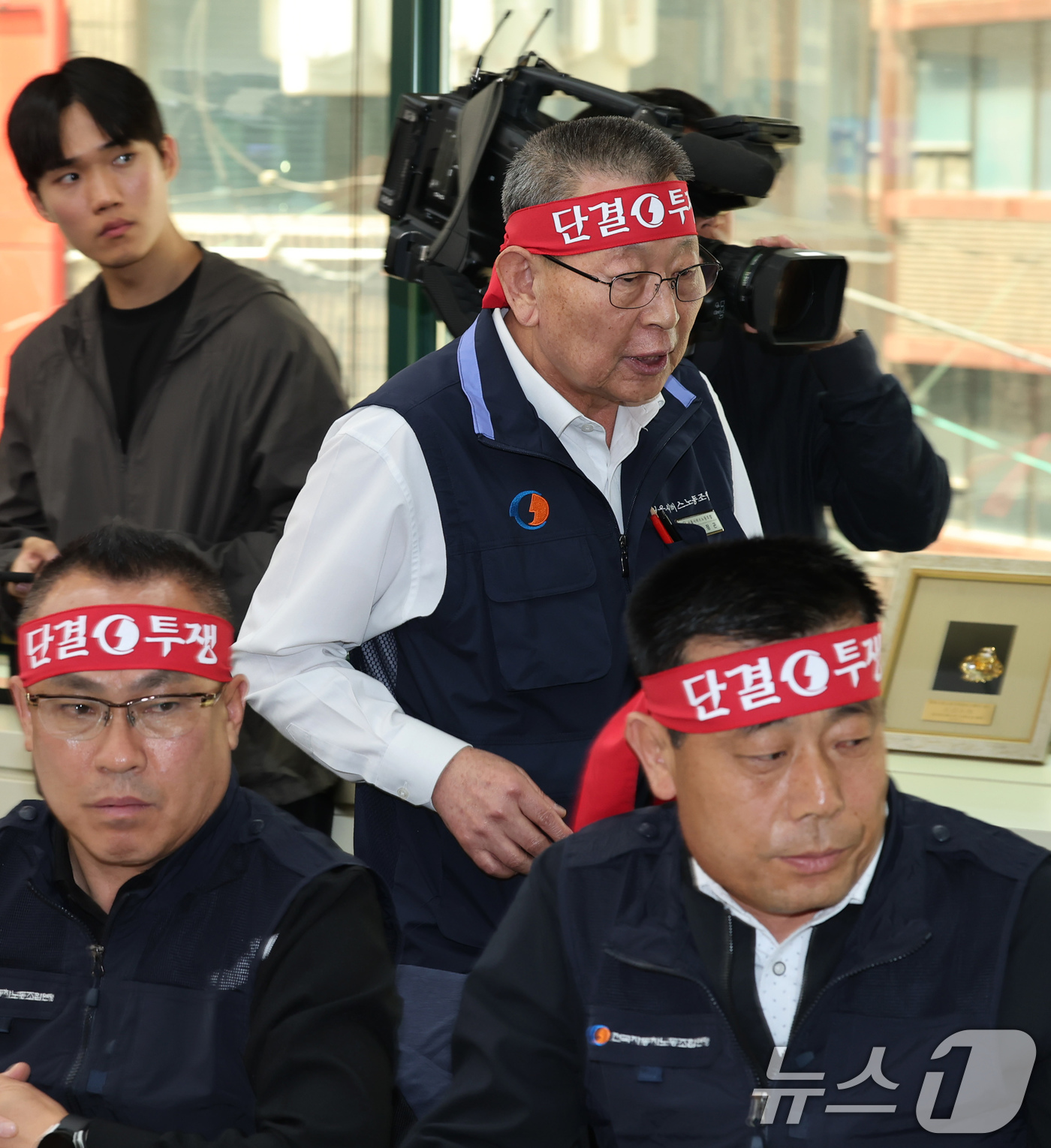 (서울=뉴스1) 장수영 기자 = 박점곤 서울시버스노동조합 위원장이 8일 서울 서초구 전국자동차노동조합연맹에서 열린 대표자 회의에 참석하고 있다.노조는 이날 회의를 통해 파업 여부와 …