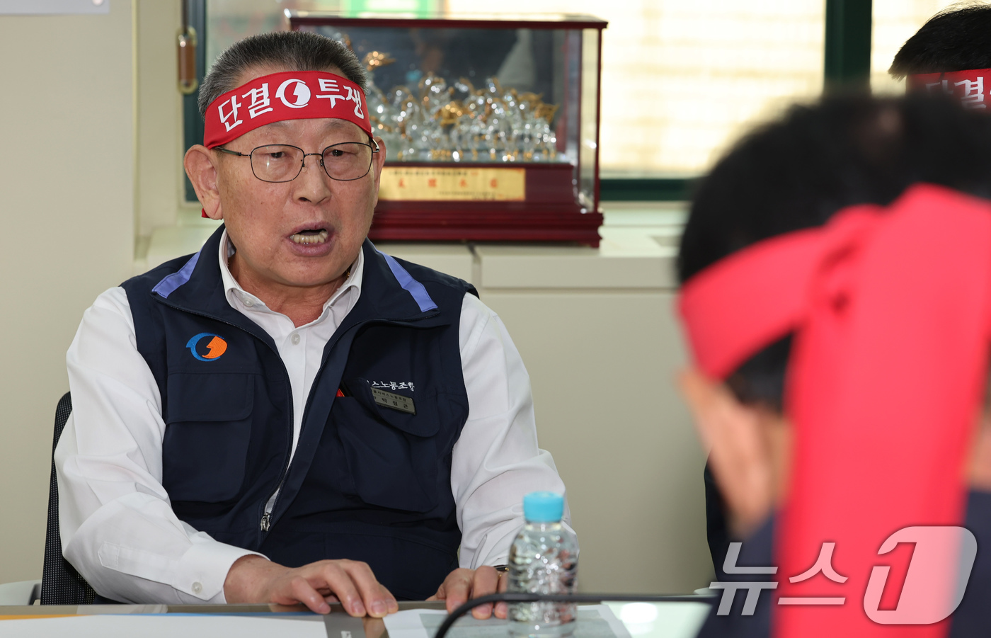 (서울=뉴스1) 장수영 기자 = 박점곤 서울시버스노동조합 위원장이 8일 서울 서초구 전국자동차노동조합연맹에서 열린 대표자 회의에서 발언하고 있다.노조는 이날 회의를 통해 파업 여부 …